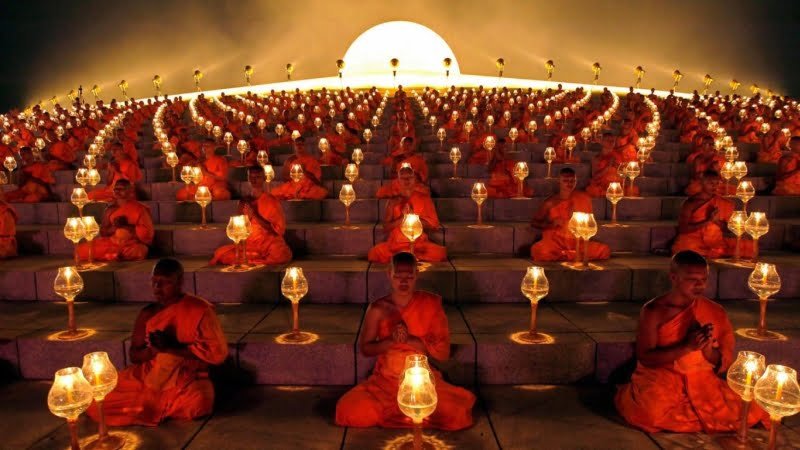 lights_lanterns_buddhism_sitting_symmetry_monks_buddhist_1366x768_21202